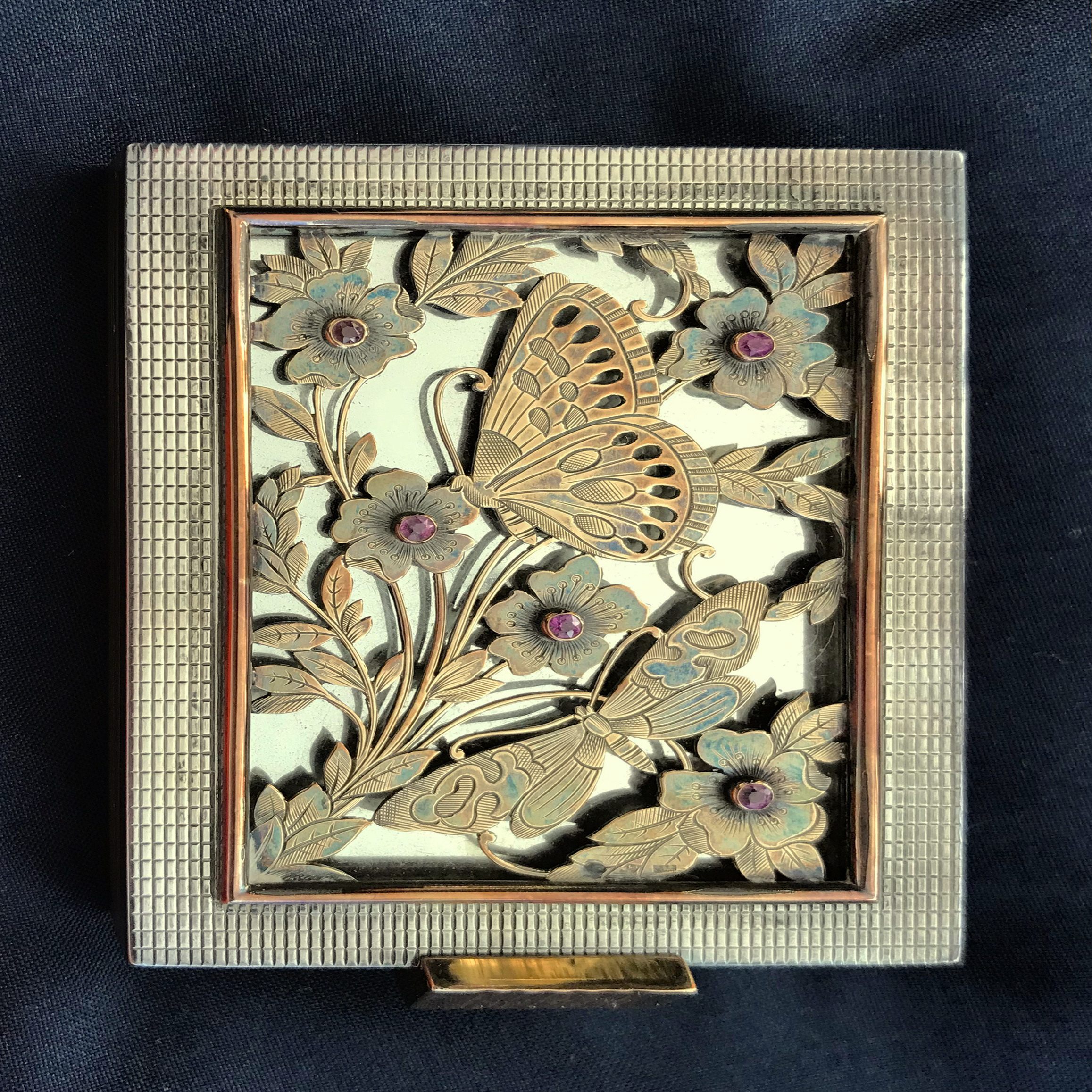 Poudrier aux papillons, vers 1925.